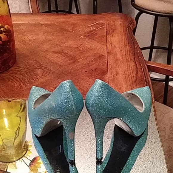 Shoes - Picture 3 of 4